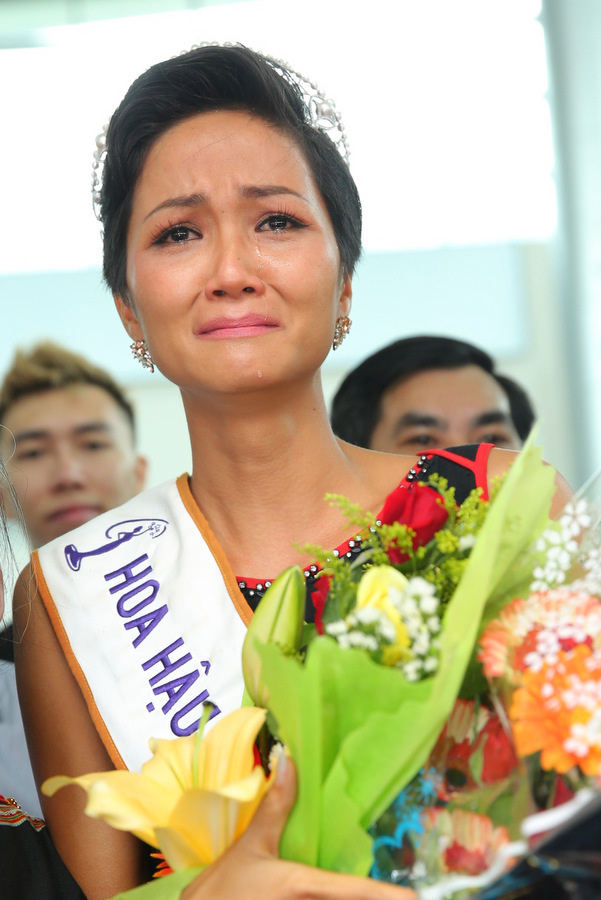 HHen Niê òa khóc khi được người dân Ê đê chào đón ở sân bay